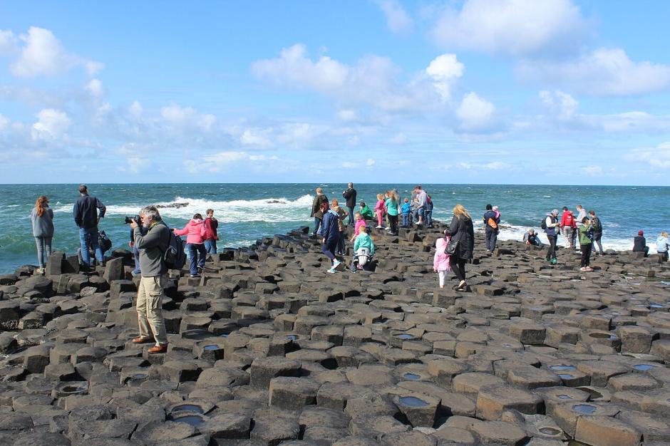 Grupo de visitantes en La Calzada del Gigante, atracción turística estelar de Irlanda del Norte