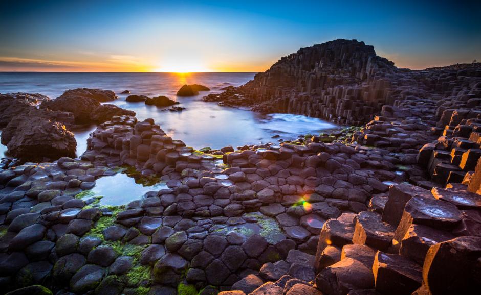 Preciosa puesta de sol sobre The Giant's Causeway