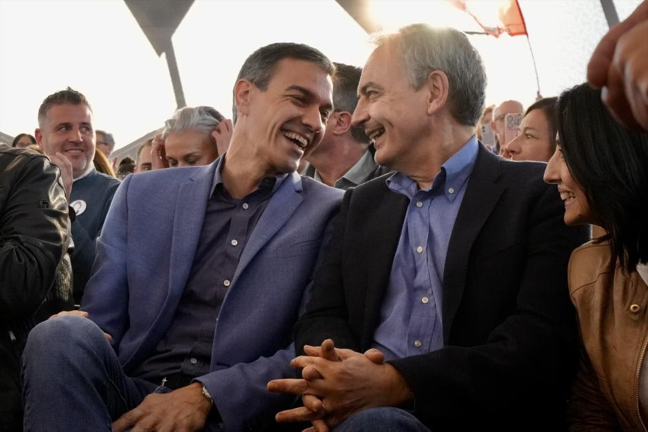 Pedro Sánchez junto a José Luis Rodríguez Zapatero