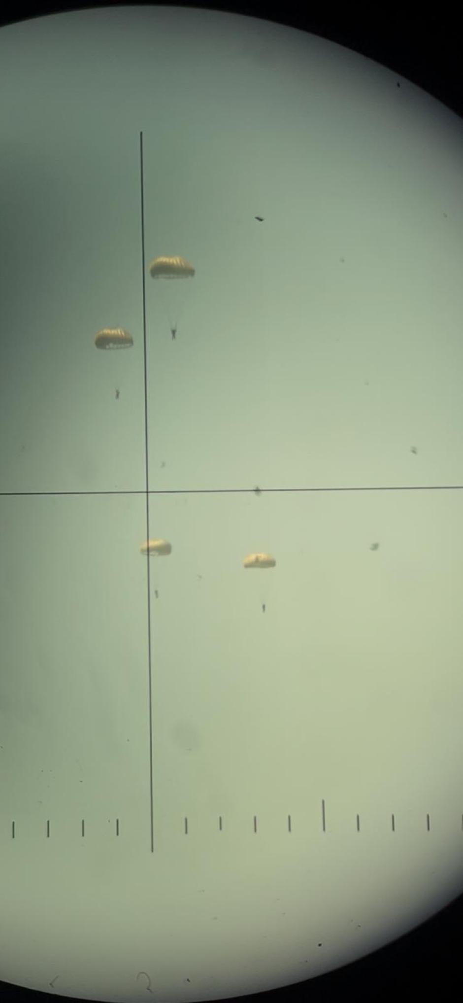 Imagen del salto paracaidista de fuerzas especiales sobre el submarino Galerna