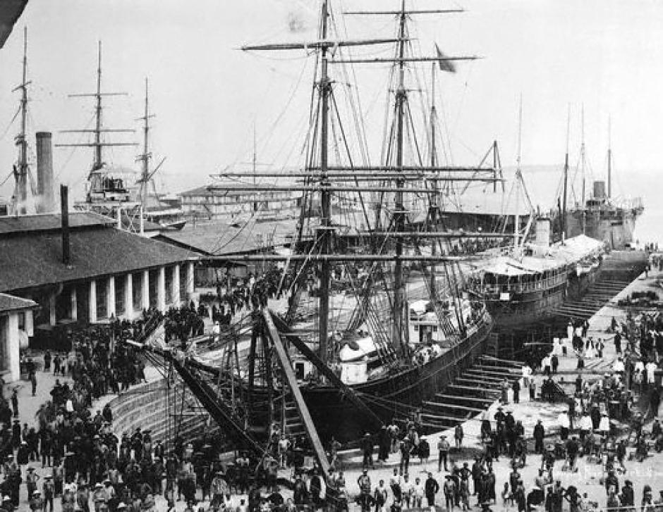 El bullicioso muelle Victoria de Tanjong Pagar en la década de 1890