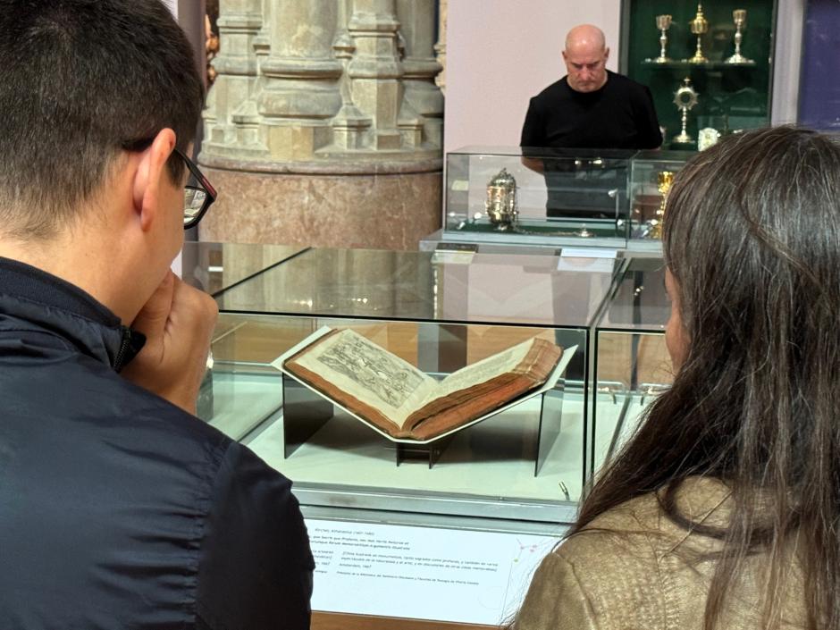 Dos visitantes contemplan la obra