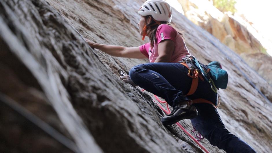 Alma Obregón escalando en un sector del Parque Nacional Sierra de Guadarrama