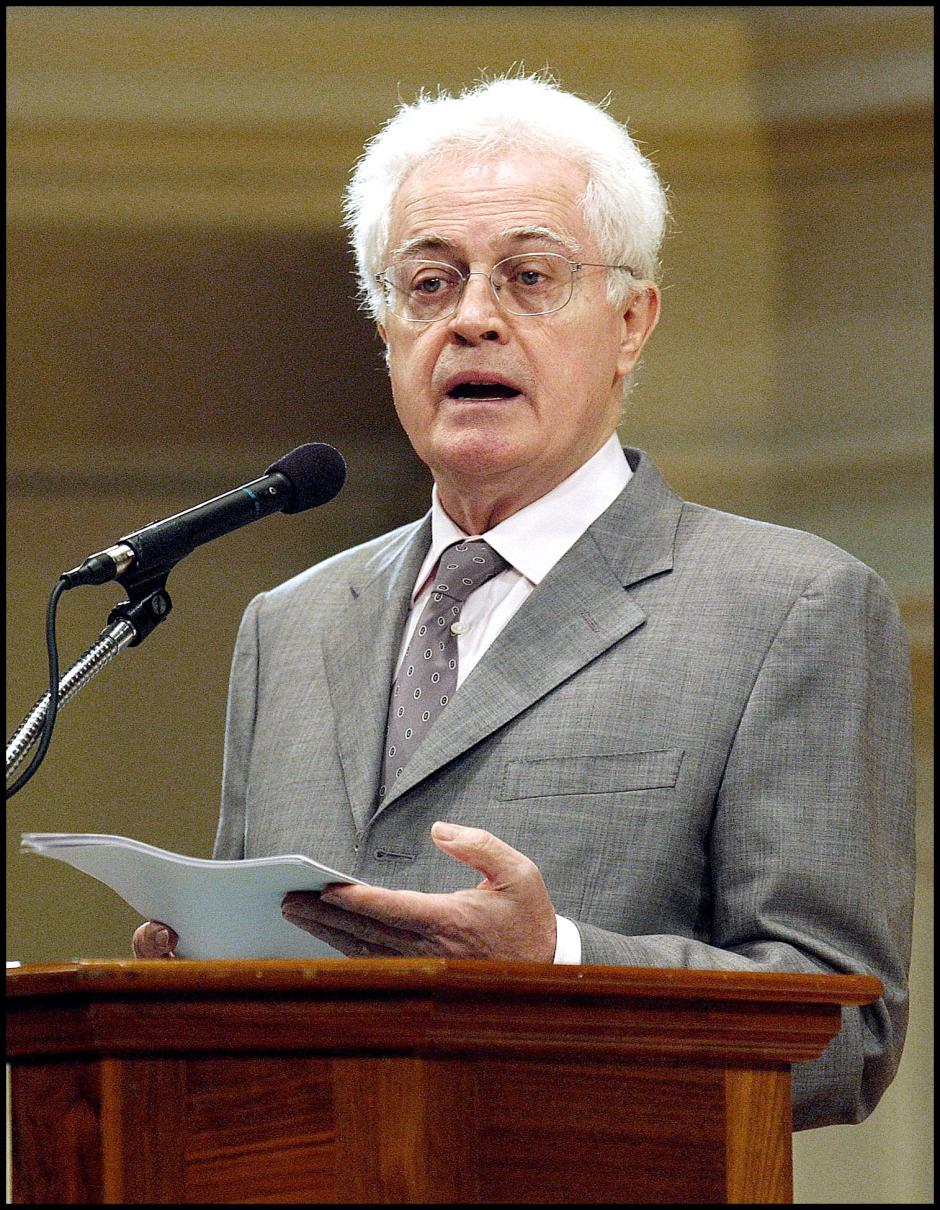 El primer ministro francés Lionel Jospin en su primera aparición pública tras ser expulsado de la elección presidencial, noviembre de 2002
