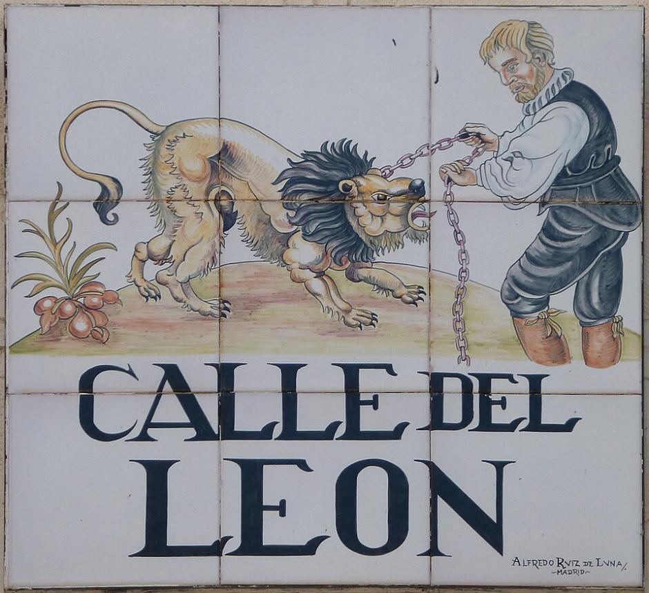 Calle del León, en Madrid. Callejero de azulejos del ceramista Ruiz de Luna