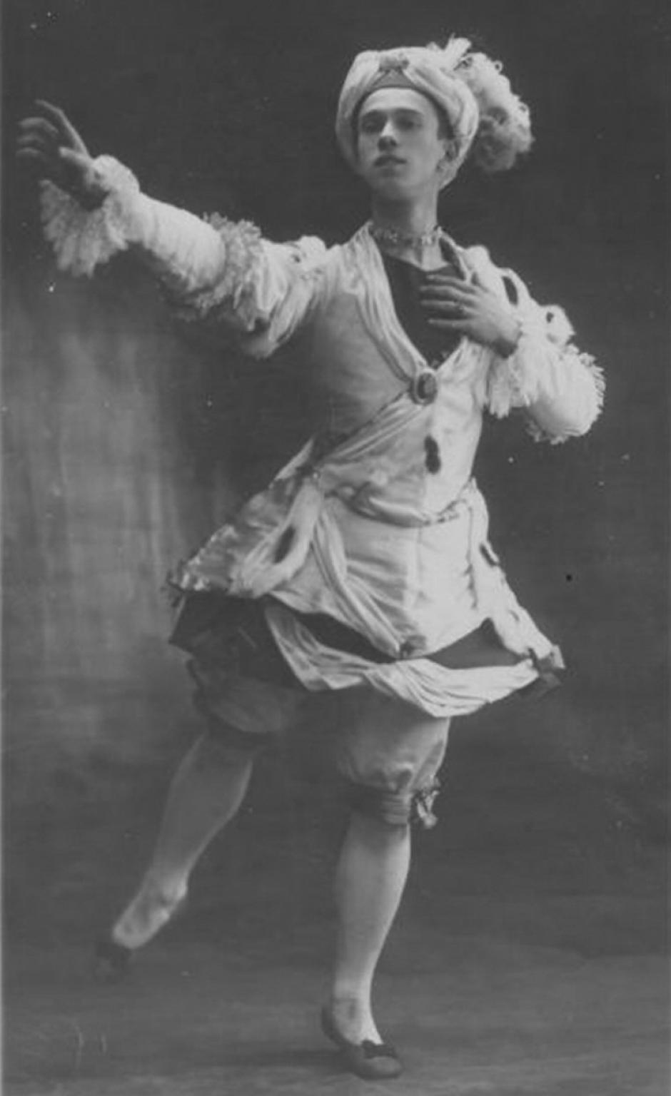 Nijinsky como esclavo de Armide en Le Pavillon d'Armide (c. 1909)