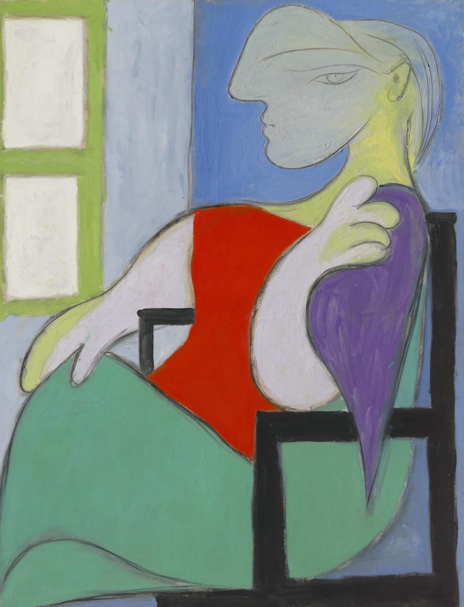 Mujer sentada junto a una ventana