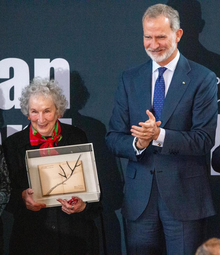 Don Felipe aplaude a Margaret Atwood tras entregarle el III premio Joan Margarit de poesía este miércoles en la Universidad Victoria de Toronto (Canadá)