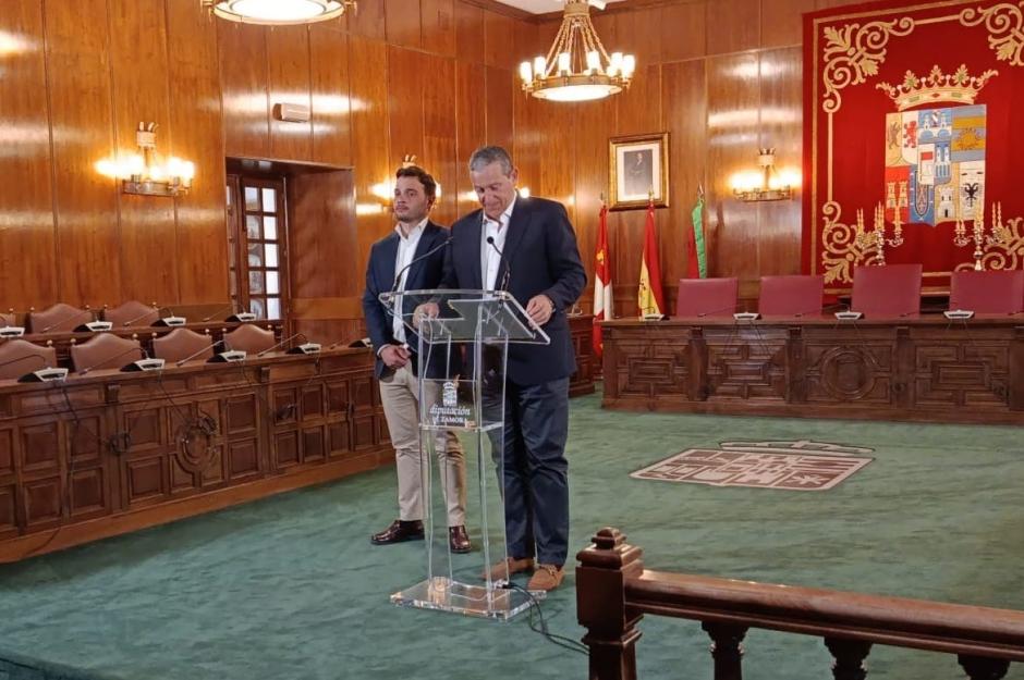 El presidente de la Diputación de Zamora, Javier Faúndez, y el diputado de Deportes, Juan del Canto, durante la comparecencia