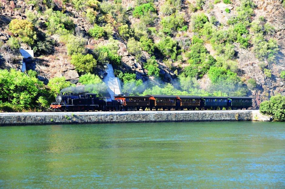 El tren recorre paisajes junto al Duero declarados Patrimonio de la Humanidad