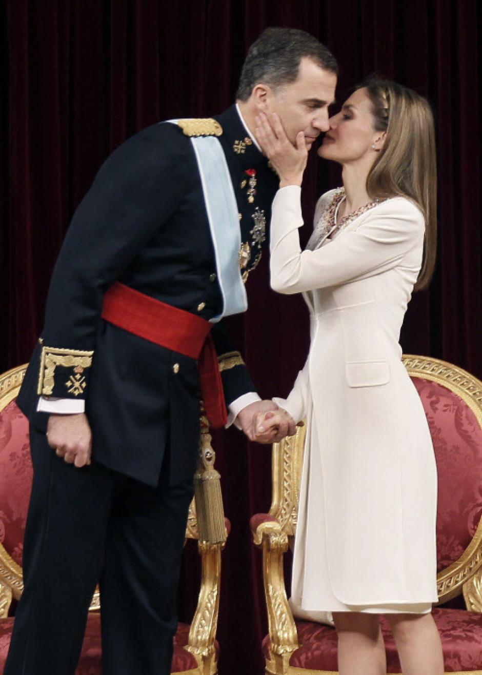 Doña Letizia besa al Rey tras su proclamación