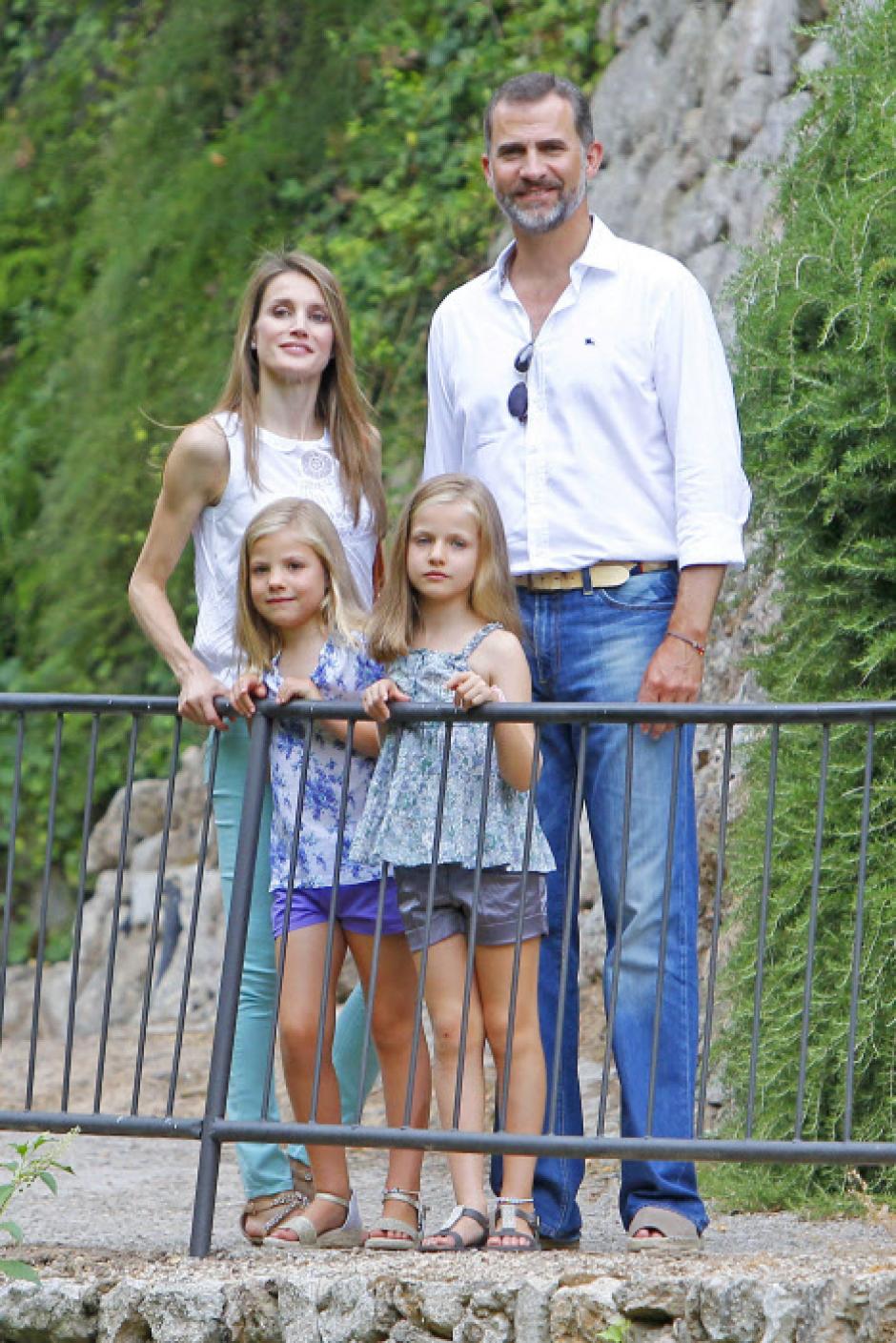 Don Felipe y Doña Letizia con sus hijas durante una excursión a Esporlas (Mallorca)