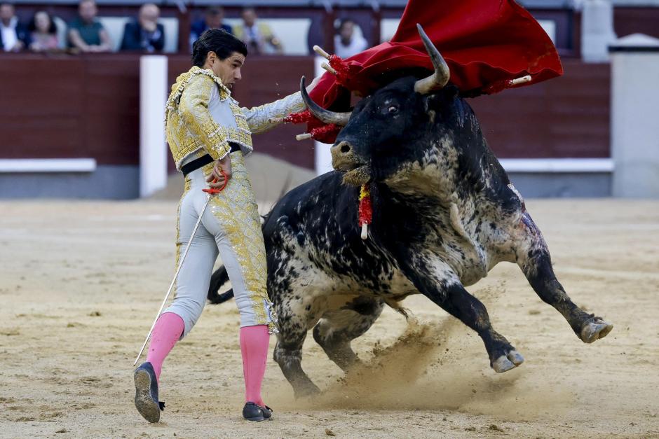 Pablo Aguado con el sexto de la tarde, un toro negro listón salpicado de 545 kilos
