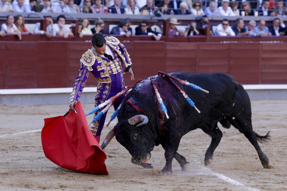 José María Manzanares, con el primero de esta duodécima corrida de la Feria de San Isidro