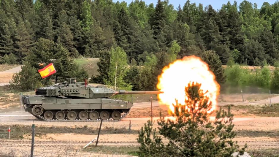 Carro de combate español Leopardo 2E haciendo fuego sobre un objetivo