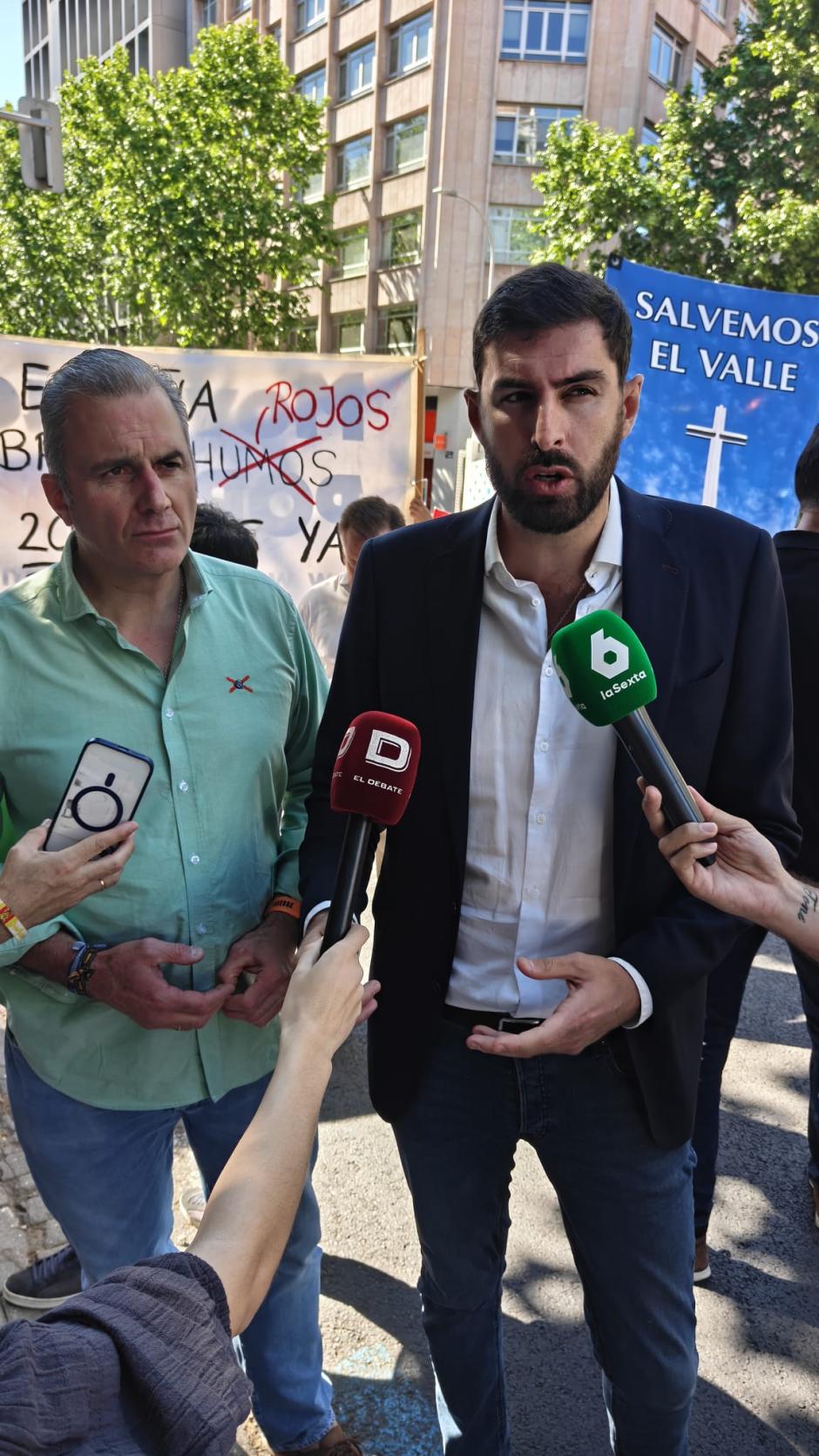 Javier Ortega Smith y José Ángel Antelo durante la manifestación, en declaraciones a El Debate