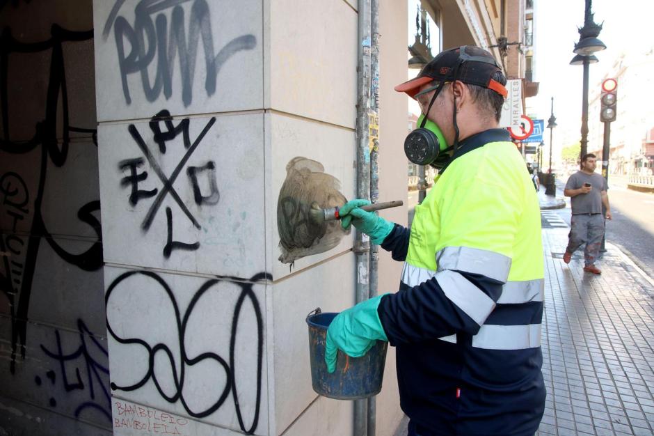 Imagen tomada este sábado de un miembro de la Brigada Antigrafiti del Ayuntamiento de Valencia