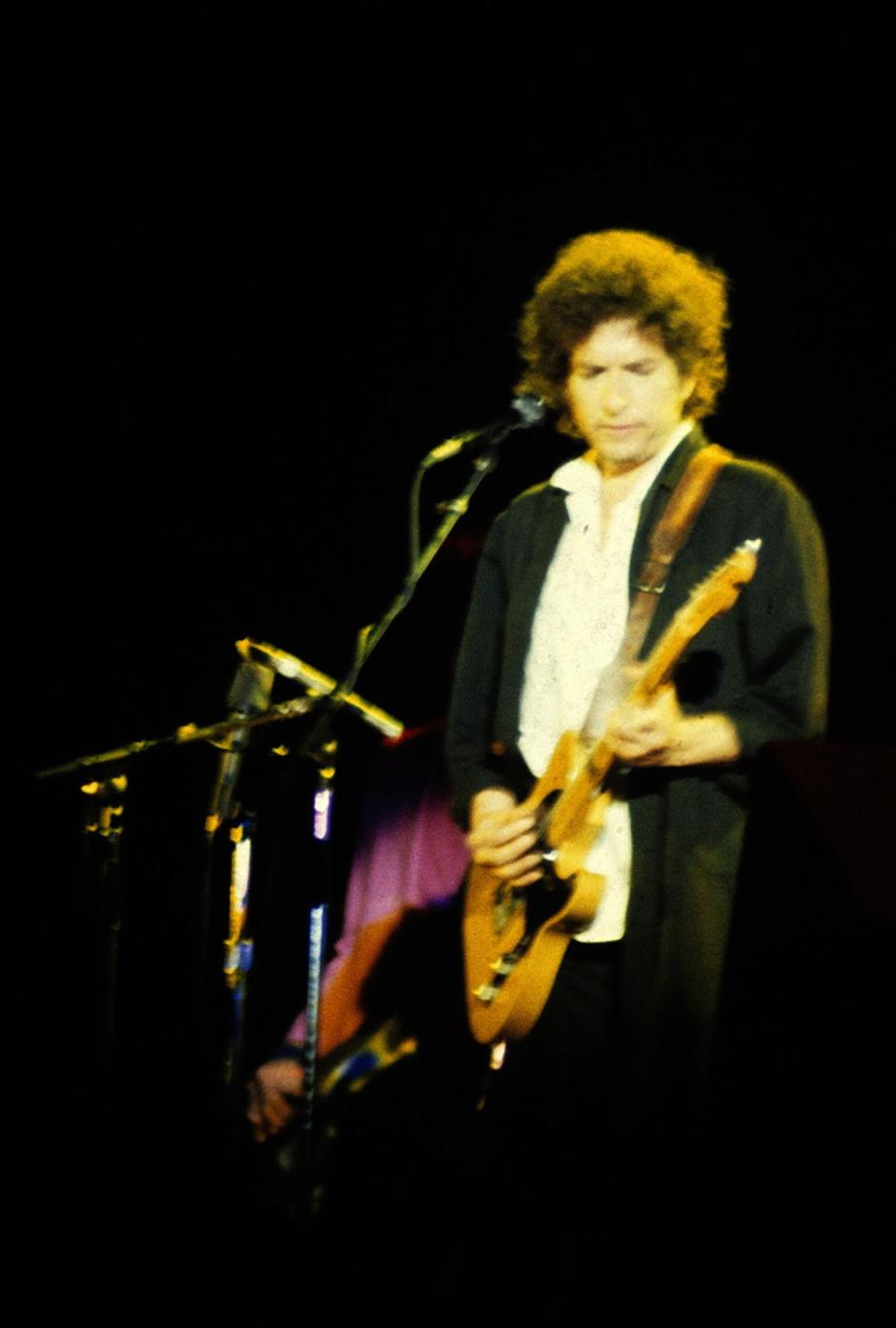 El cantante estadounidense, Bob Dylan, en un momento del concierto celebrado hoy en el campo del Rayo Vallecano en Madrid. Esta es la primera vez que el cantante realiza una gira por España y al que acompaña como artista invitado Carlos Santana