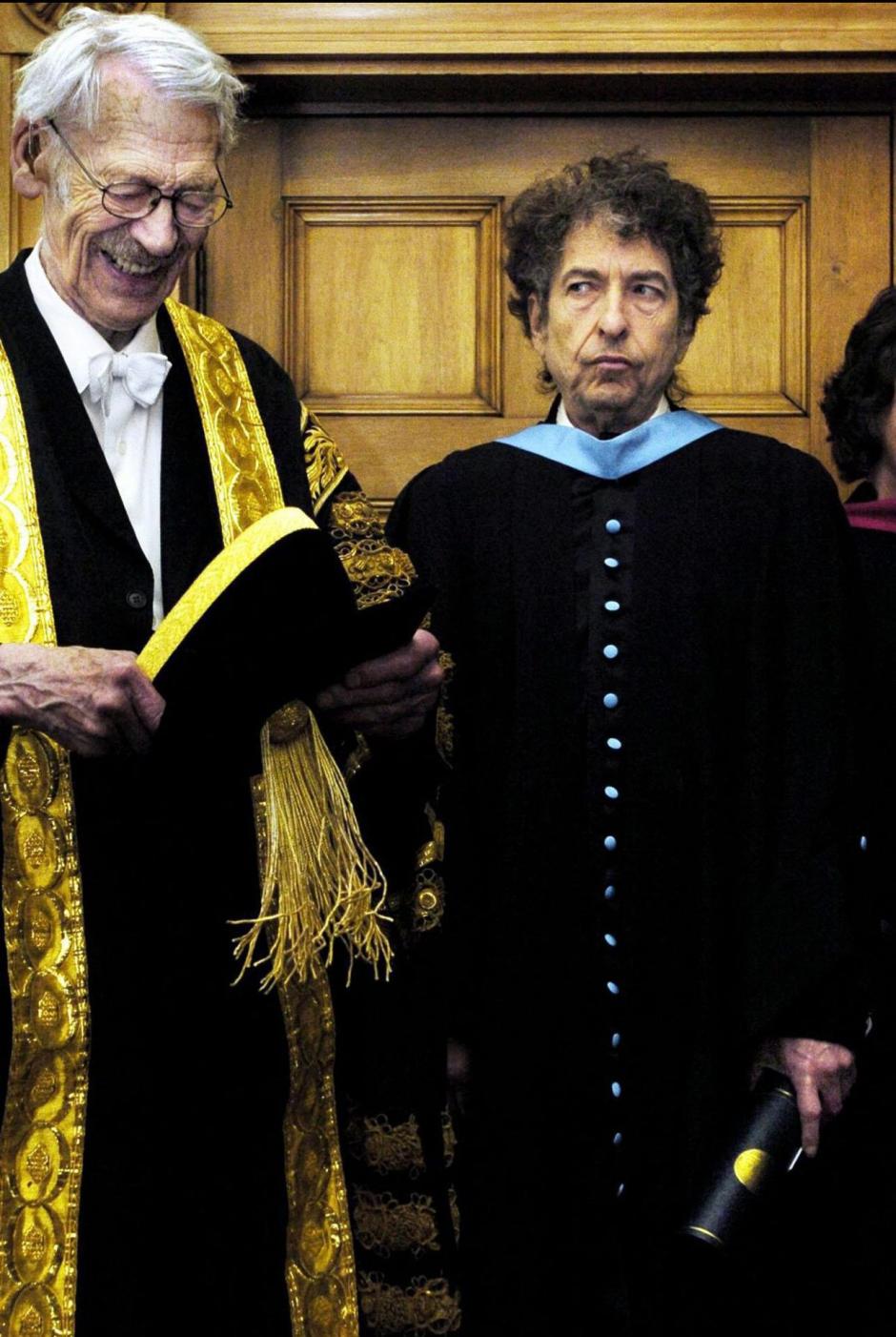 epa000218402 Rock legend Bob Dylan (R) at the University of St Andrews, Wednesday 23 June 2004, after he received an honorary degree of Doctor of Music from Sir Kenneth Dover, Chancellor of the university. The American icon, whose hits esi:include Like a Rolling Stone and Mr Tambourine Man, has only ever accepted one other honorary degree, from Princeton University in 1970. EPA/David Cheskin POOL
