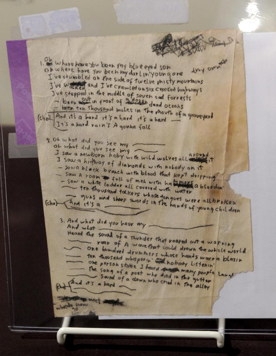 JLX25 NUEVA YORK (ESTADOS UNIDOS), 27/7/2009.- Vista de la letra de la canción de Bob Dylan "A Hard Rain's Gonna Fall", que será vendida en la subasta de objetos musicales y cinematográficos en el Rock and Roll Hall of Fame Annex en Nueva York, Estados Unidos, hoy 27 de julio de 2009. Se espera venderlo por entre 12.000 y 13.400 euros. La subasta será modalidad on line en la web www.gottahaverockandroll.com entre hoy y el 5 de agosto de 2009. EFE/Justin Lane.