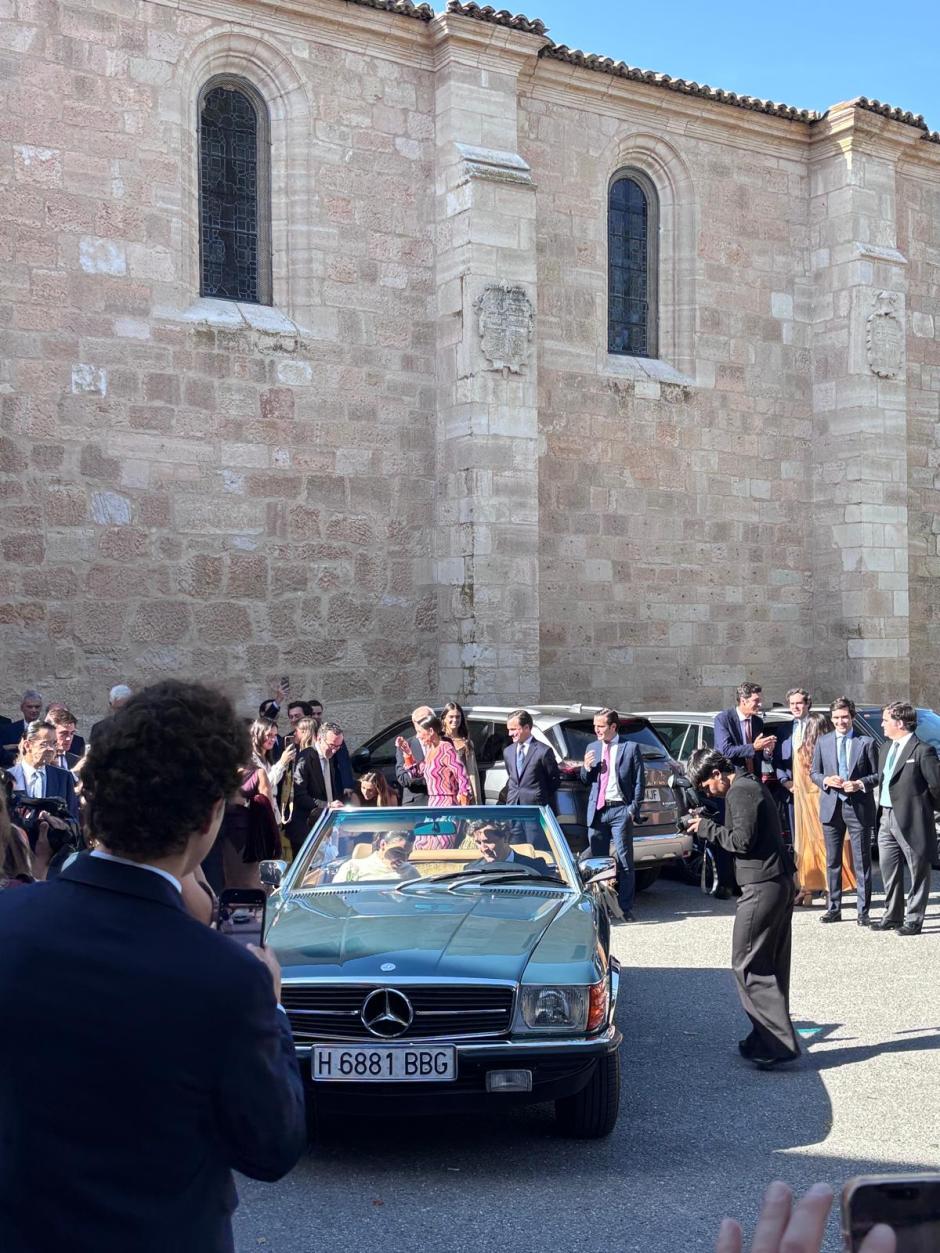 Los novios salen de la iglesia en