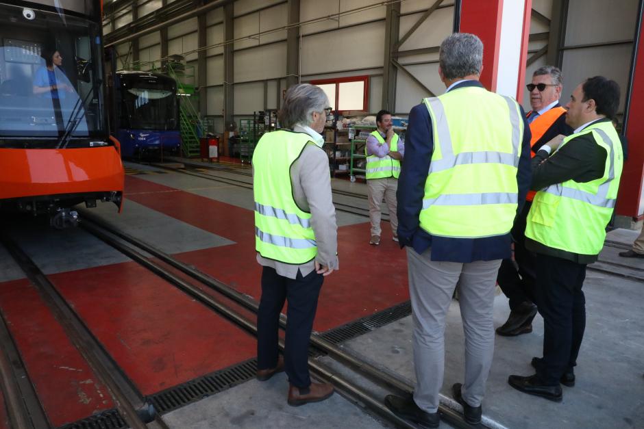 Imagen de Pérez Llorca en su visita a la planta de Stadler en Albuixech
