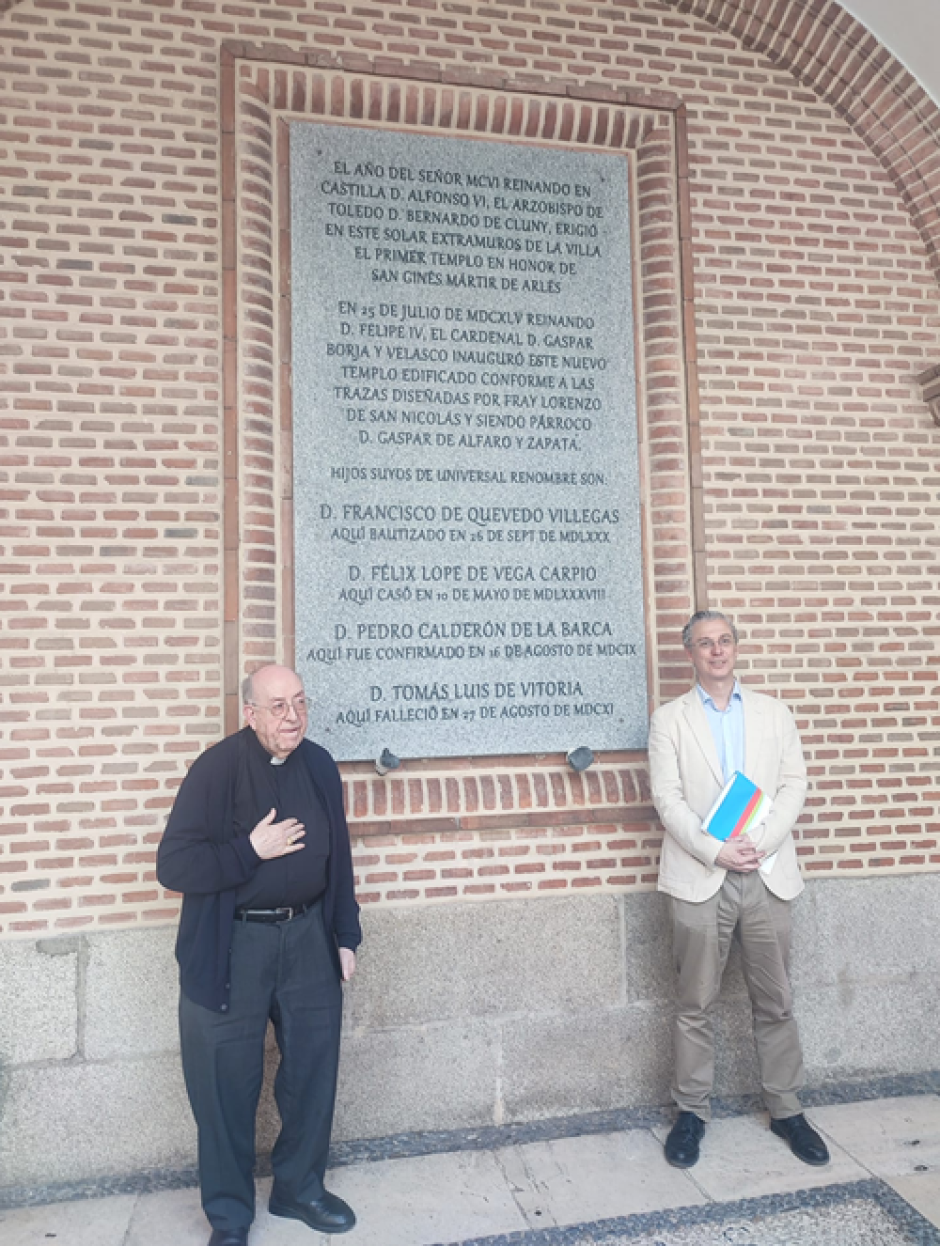 José Luis Montes Toyos, delegado de patrimonio de San Ginés, y Pablo Sánchez Garrido, junto a la lápida