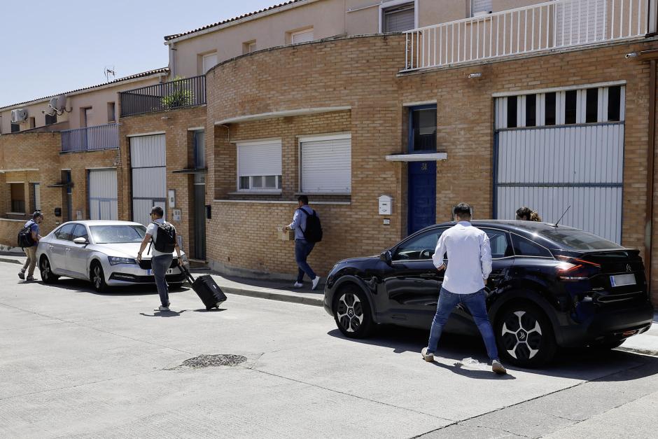 MILAGRO (NAVARRA), 27/05/2026.- Ocho agentes de la Unidad Central Operativa (UCO) de la Guardia Civil salen a las 15:00 horas de la casa del exdirigente socialista Santos Cerdan en la localidad navarra de Milagro con maletas y cajas que han introducido en tres vehículos que estaban aparcados en la entrada de la vivienda. Diez minutos después, ha salido Cerdán de la casa, una vivienda adosada, en su propio coche.Este registro se enmarca en la investigación del juez de la Audiencia Nacional Santiago Pedraz al exsecretario de Organización del PSOE Santos Cerdán, al exvicepresidente de la Junta de Andalucía Gaspar Zarrías y a la gerente del PSOE Ana María Fuentes por presuntos pagos irregulares a la exmilitante socialista Leire Díez por su presunta labor para desbaratar procedimientos judiciales. EFE/ Villar López