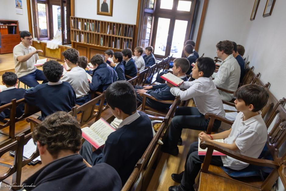 Los alumnos de la Escolanía, en una clase de canto