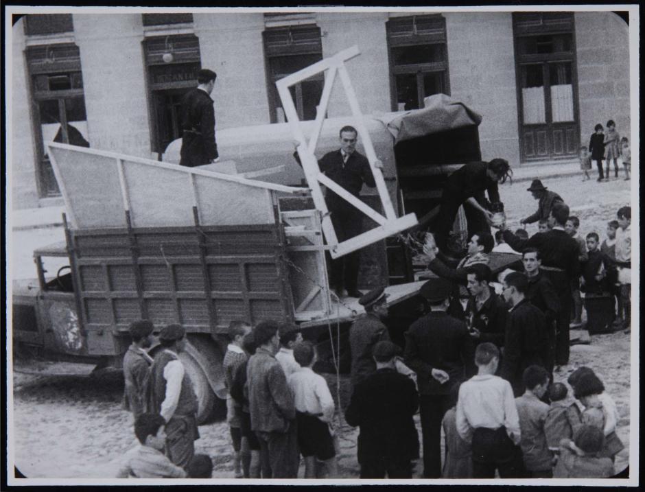Montaje del escenario por los componentes de La Barraca para la representación de «La guarda cuidadosa», de Miguel de Cervantes (Almazán, Soria) (julio de 1932). Fotografía anónima. Colección del Museo Nacional Centro de Arte Reina Sofía, Madrid, España