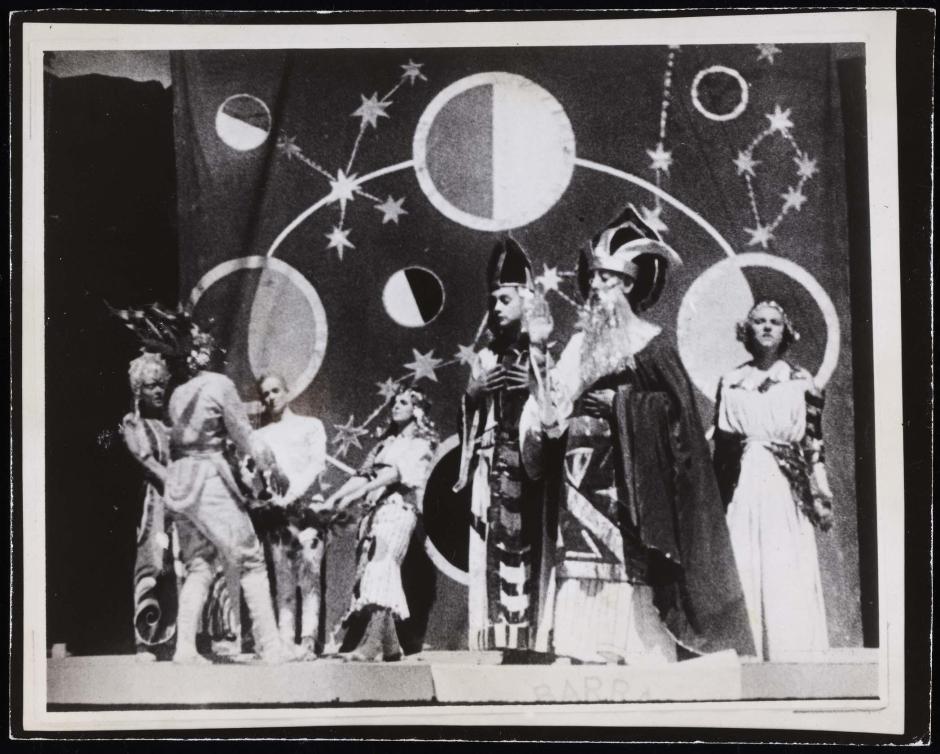 La Barraca. Escena con decorados de Benjamín Palencia del auto sacramental «La vida es sueño», de Calderón de la Barca (1932). Fotografía anónima. Colección del Museo Nacional Centro de Arte Reina Sofía, Madrid, España