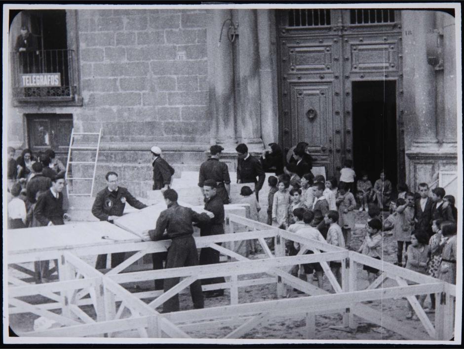Montaje del escenario por los componentes de La Barraca para la representación de «La guarda cuidadosa», de Miguel de Cervantes (Almazán, Soria) (julio de 1932). Fotografía anónima. Colección del Museo Nacional Centro de Arte Reina Sofía, Madrid, España