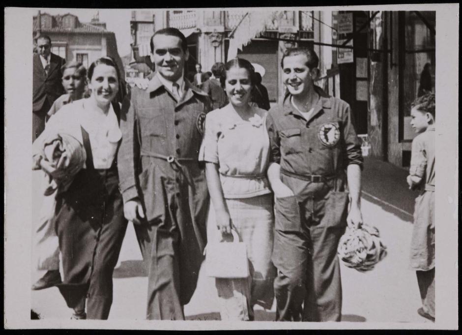María del Carmen García Lasgoity, Federico García Lorca, Isabel García Lorca y Jacinto Higueras (Santander) (15 de agosto de 1933). Fotografía anónima. Colección del Museo Nacional Centro de Arte Reina Sofía, Madrid, España