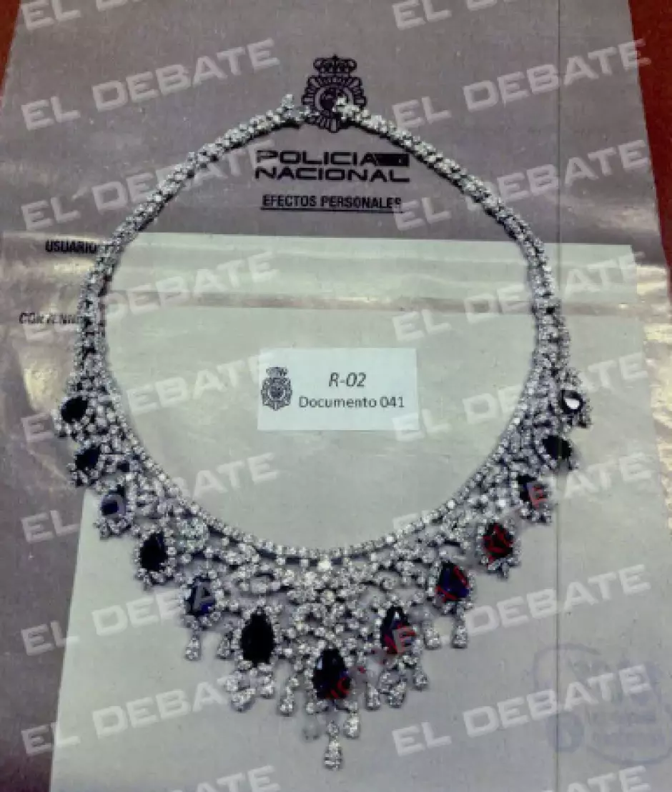 Collar de color plateado con 13 piedras de color granate