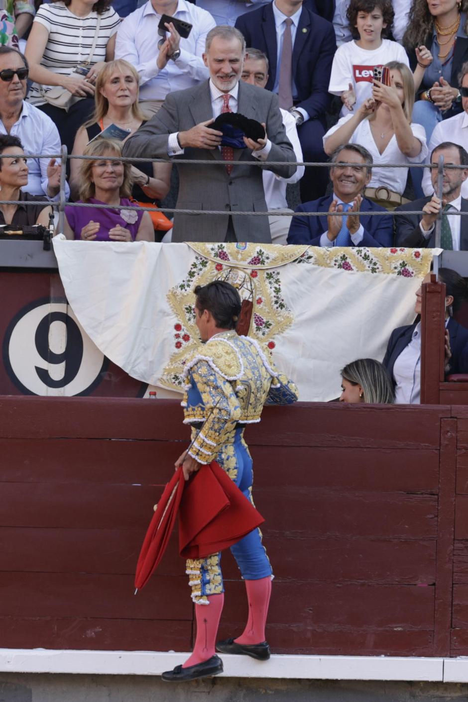 El diestro Diego Urdiales brinda uno de sus toros al Rey