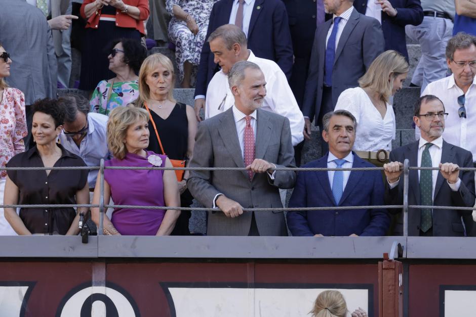 Don Felipe, con María Rey y Victorino Martín en la barrera en Las Ventas