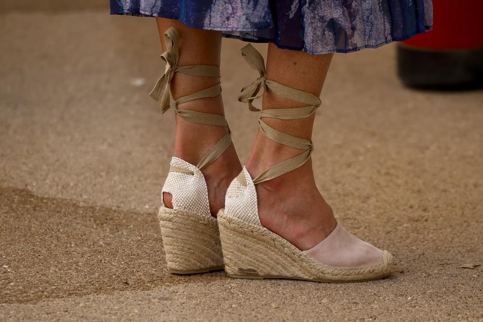 Detalle de las alpargatas de la Reina Letizia
