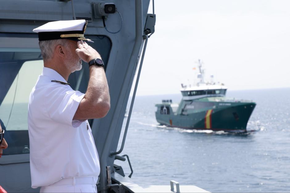 El Rey preside desde la mar, a bordo del Buque de Acción Marítima “Audaz” (P-45), la revista naval en la que buques de la Armada y la Guardia Civil navegan por la Ría de Vigo, con ocasión del Día de las Fuerzas Armadas 2026