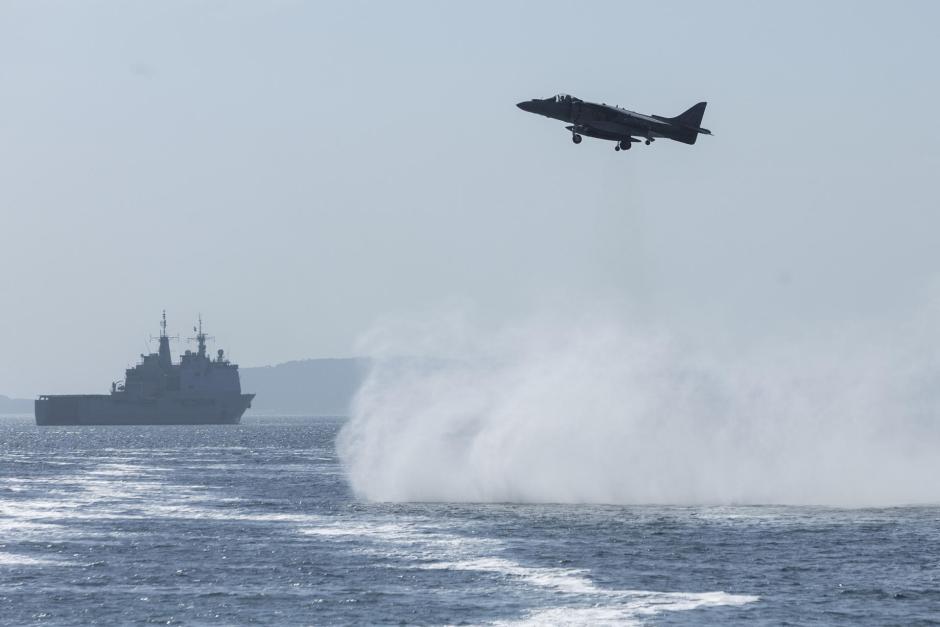 Un mítico Harrier exhibe su potencial en el marco de los actos previstos por el D´´ia de las Fuerzas Armadas en Vigo