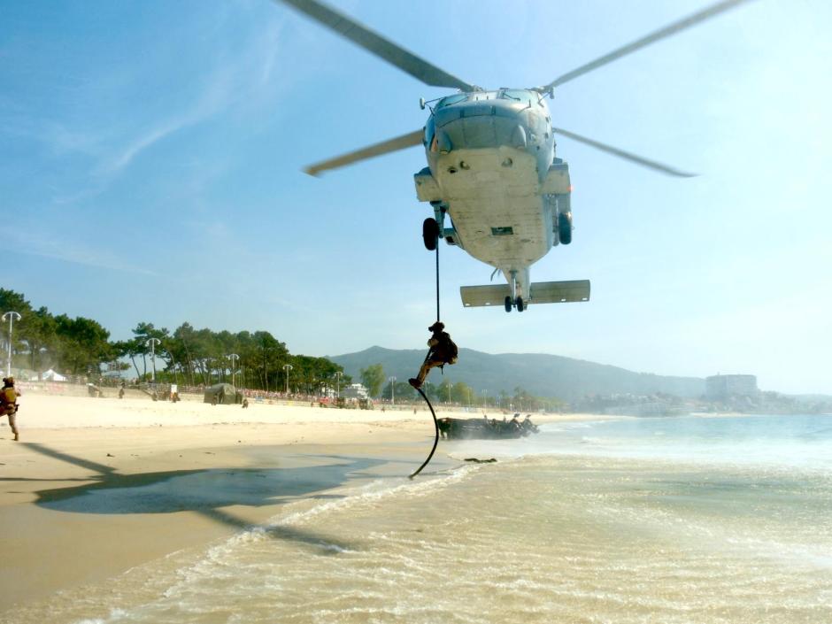Ejercicio de "fast rope" en la playa de Samil