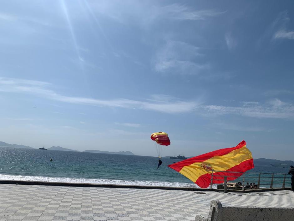 Demostración de la Patrulla Acrobática de Paracaidismo del Ejército del Aire y del Espacio (PAPEA), cuyos integrantes han descendido sobre la playa portando la bandera del Centenario de los Grandes Vuelos y la bandera nacional