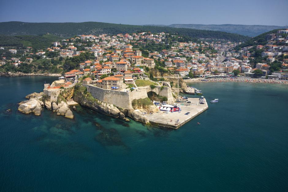 Vista de Ulcinj, desconocida ciudad amurallada de Montenegro