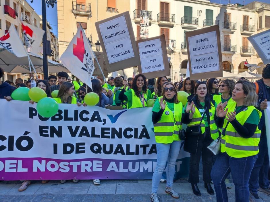 Manifestación en la que los docentes piden la educación en valenciano