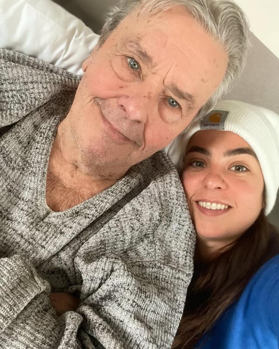 Anouka Delon junto a su padre en una foto subida a sus redes sociales
