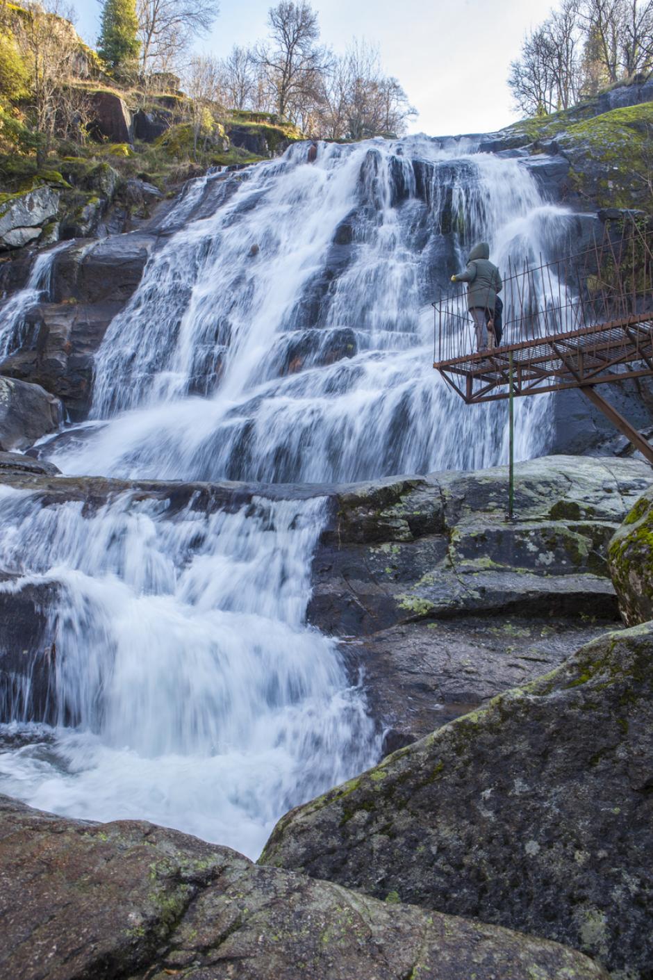 Cascada del Caozo con una persona en su pasarela