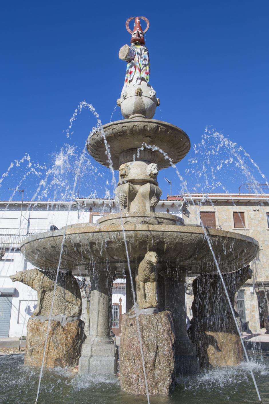 Fuente de Piornal con una figura del Jarramplas
