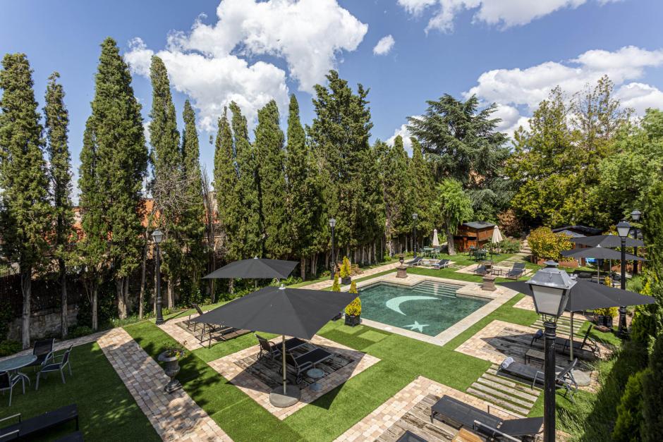 Jardines y piscina del hotel