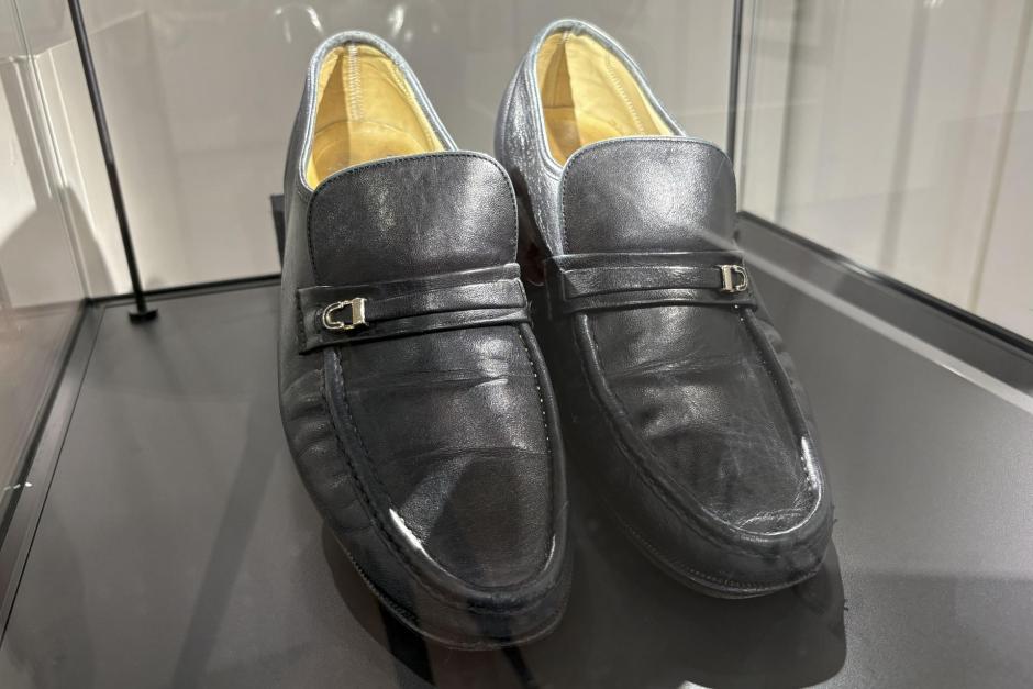 PARÍS, 03/06/2026.- Unos mocasines que utilizó Michael Jackson