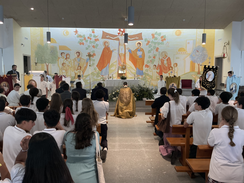 Alumnos y profesores en la capilla del Colegio Juan Pablo II de Parla