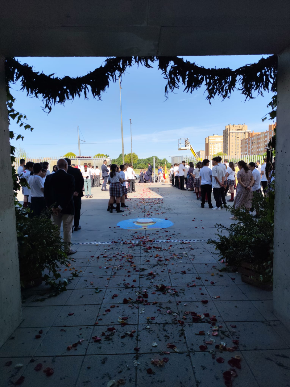 Los alumnos y profesores han adornado el colegio con guirnaldas, flores y alfombras de sal